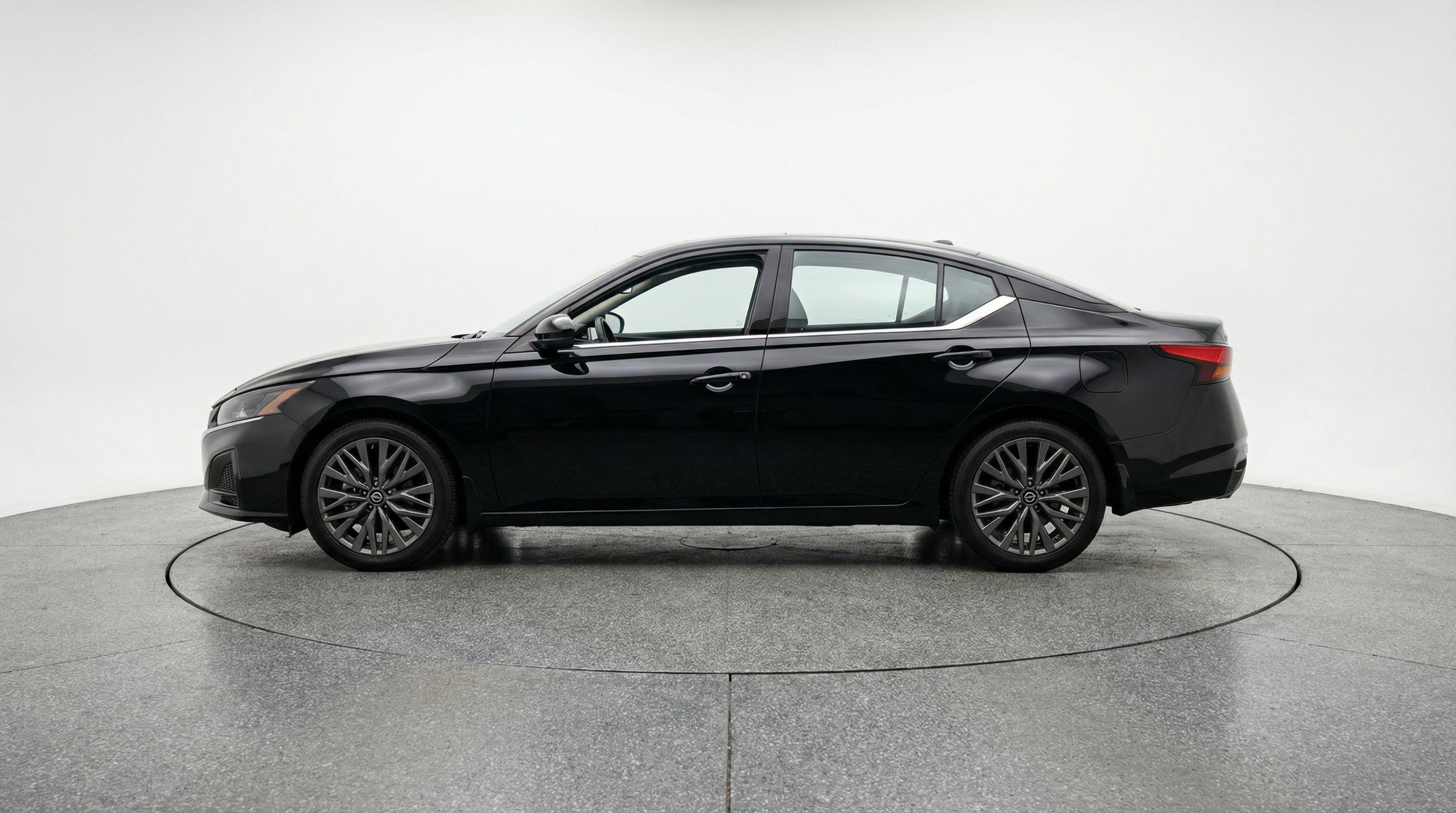 Used 2025 Nissan Altima 2.5 SV image 5