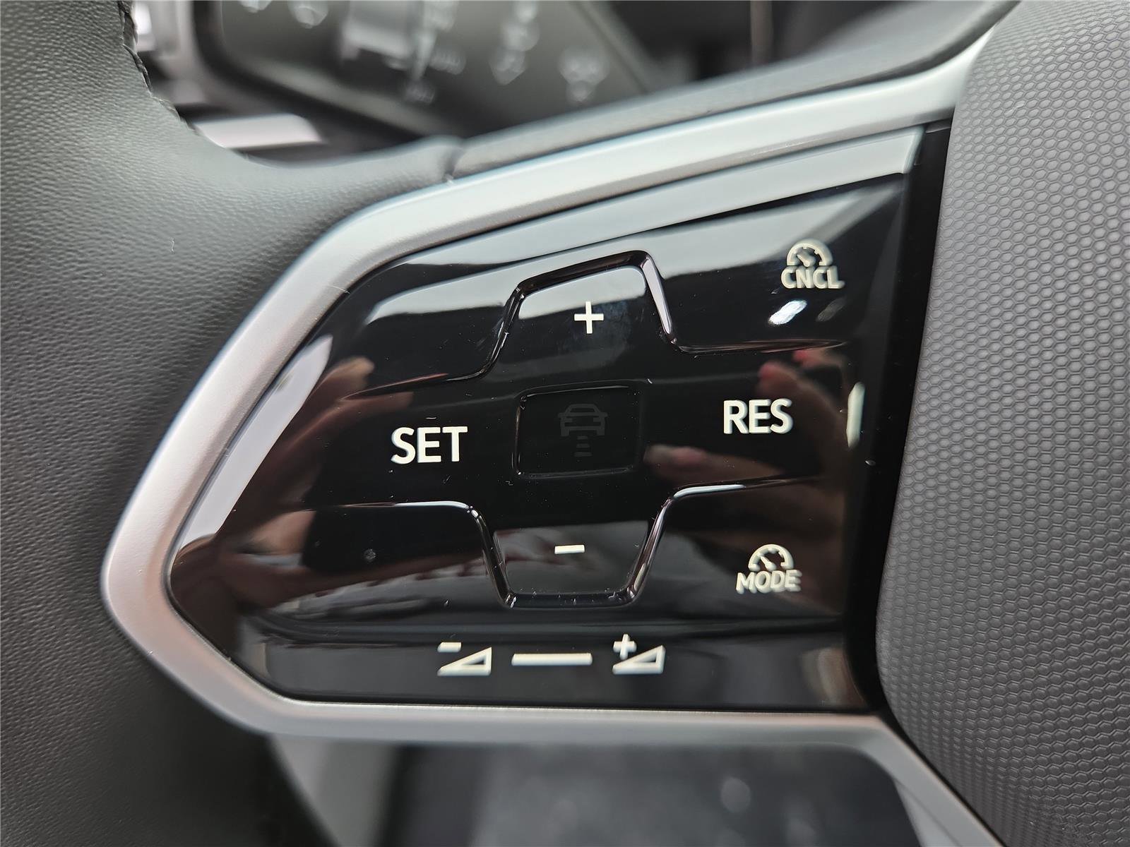 New 2025 Volkswagen ID.4 Pro image 16