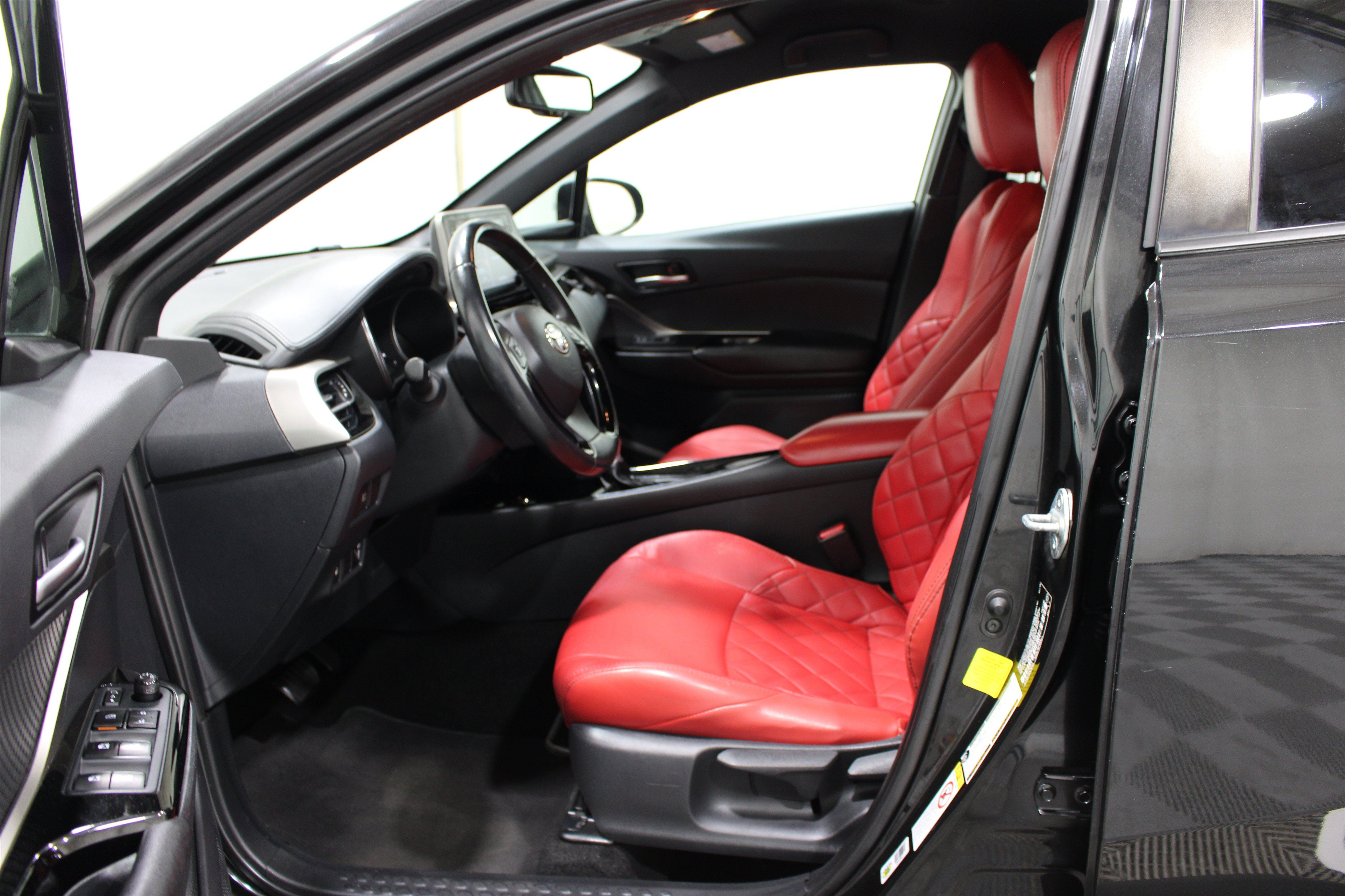Used 2019 Toyota C-HR XLE FWD image 3