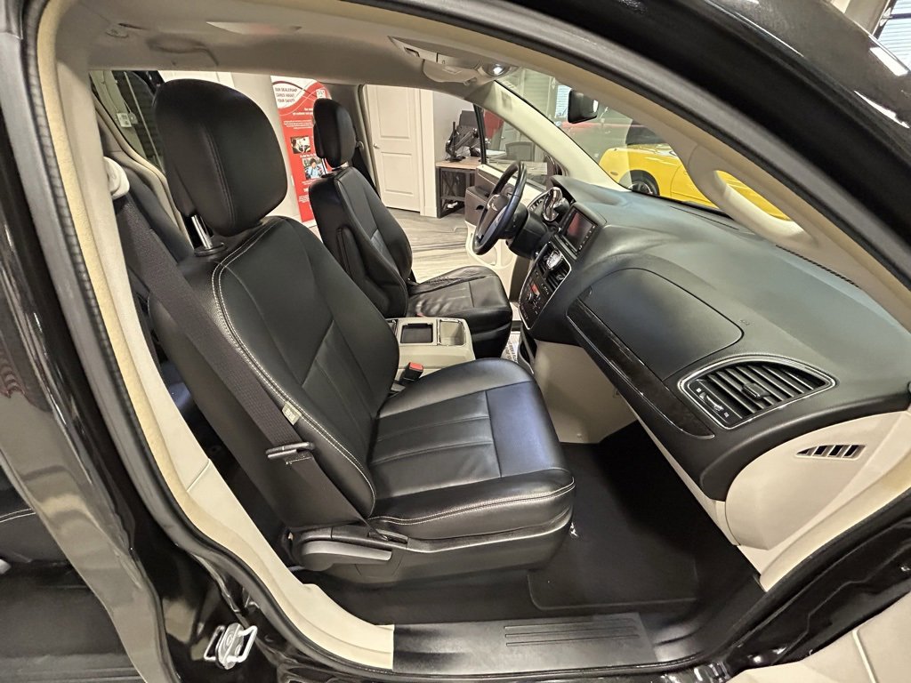 Used 2015 Chrysler Town & Country Touring image 37
