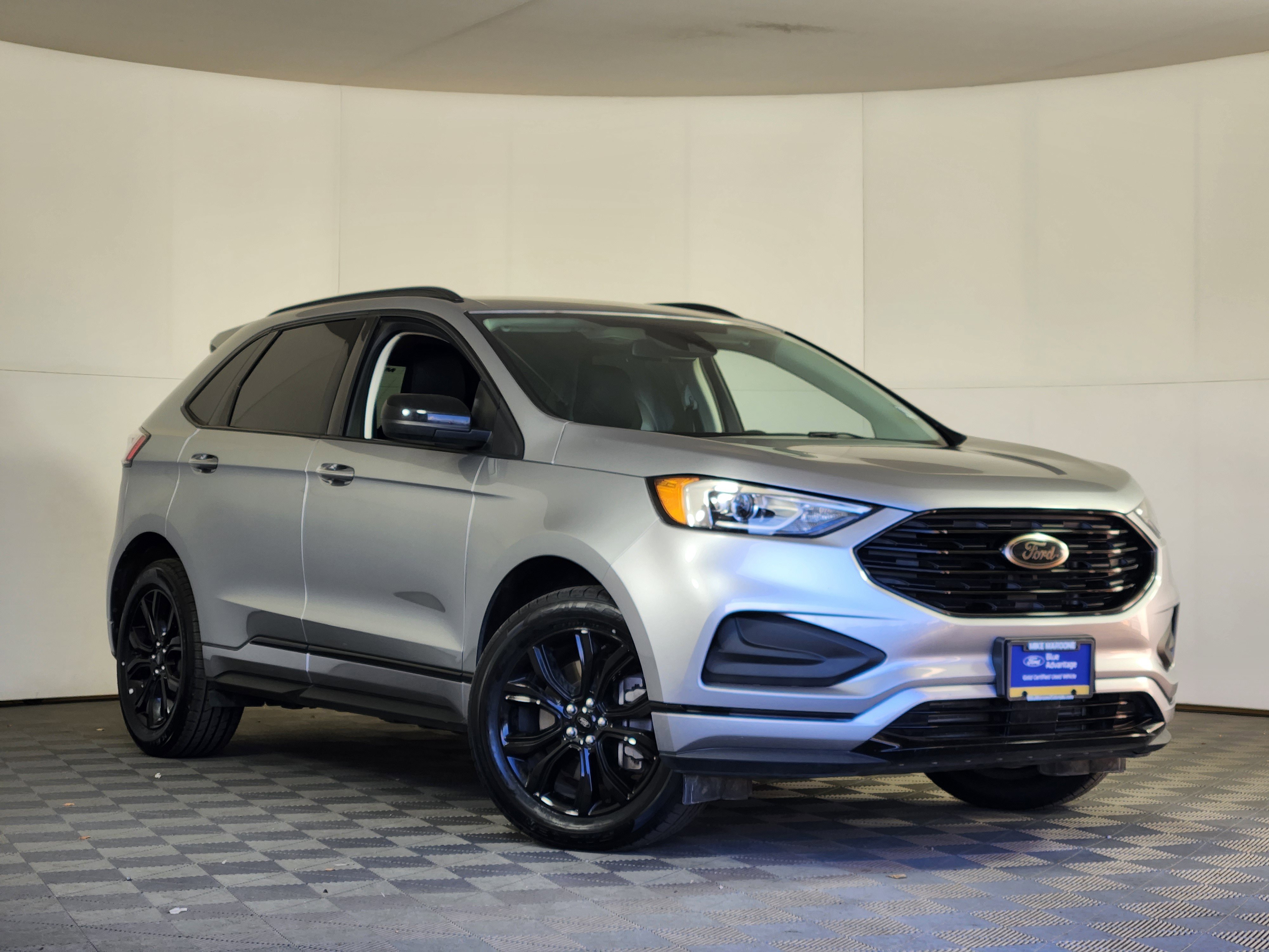 Used 2022 Ford Edge SE w/ Black Appearance Package