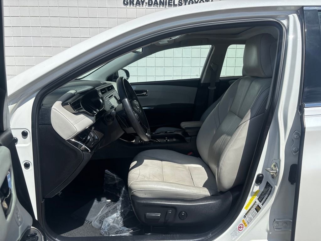 Used 2017 Toyota Avalon XLE Premium image 3