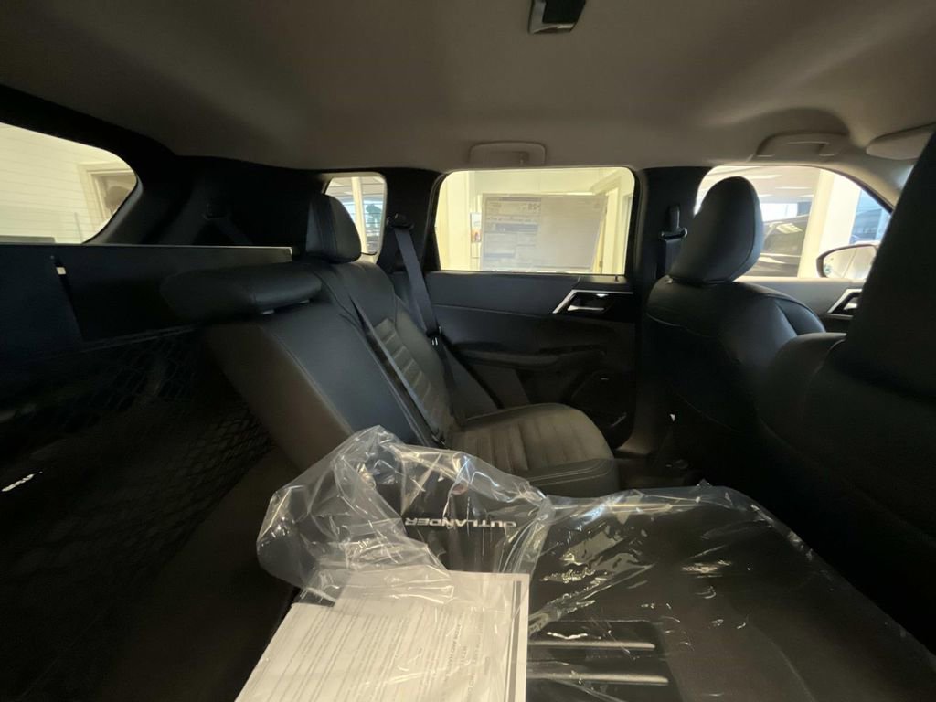 New 2026 Mitsubishi Outlander SE FWD image 16