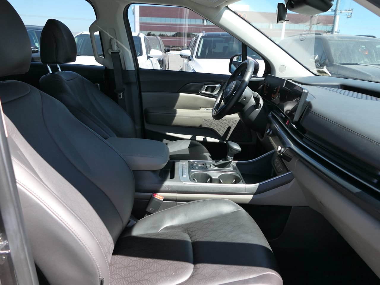Used 2025 Kia Carnival FWD image 27