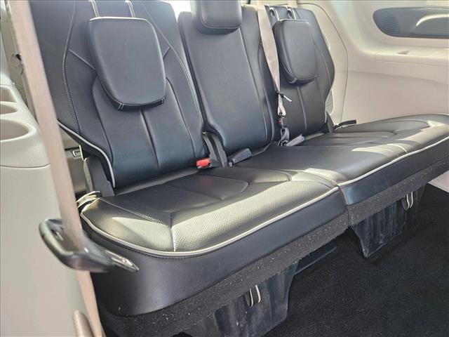 Used 2023 Chrysler Pacifica Limited FWD image 21