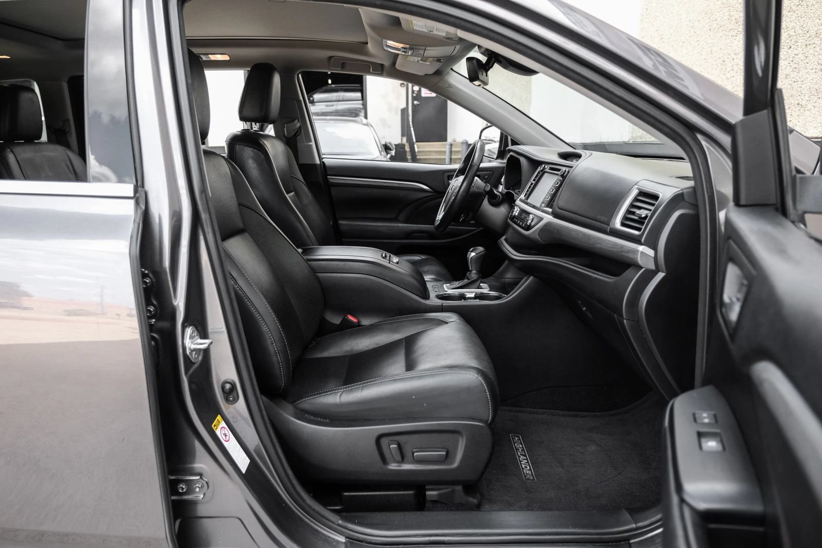 Used 2017 Toyota Highlander Limited Platinum FWD image 33