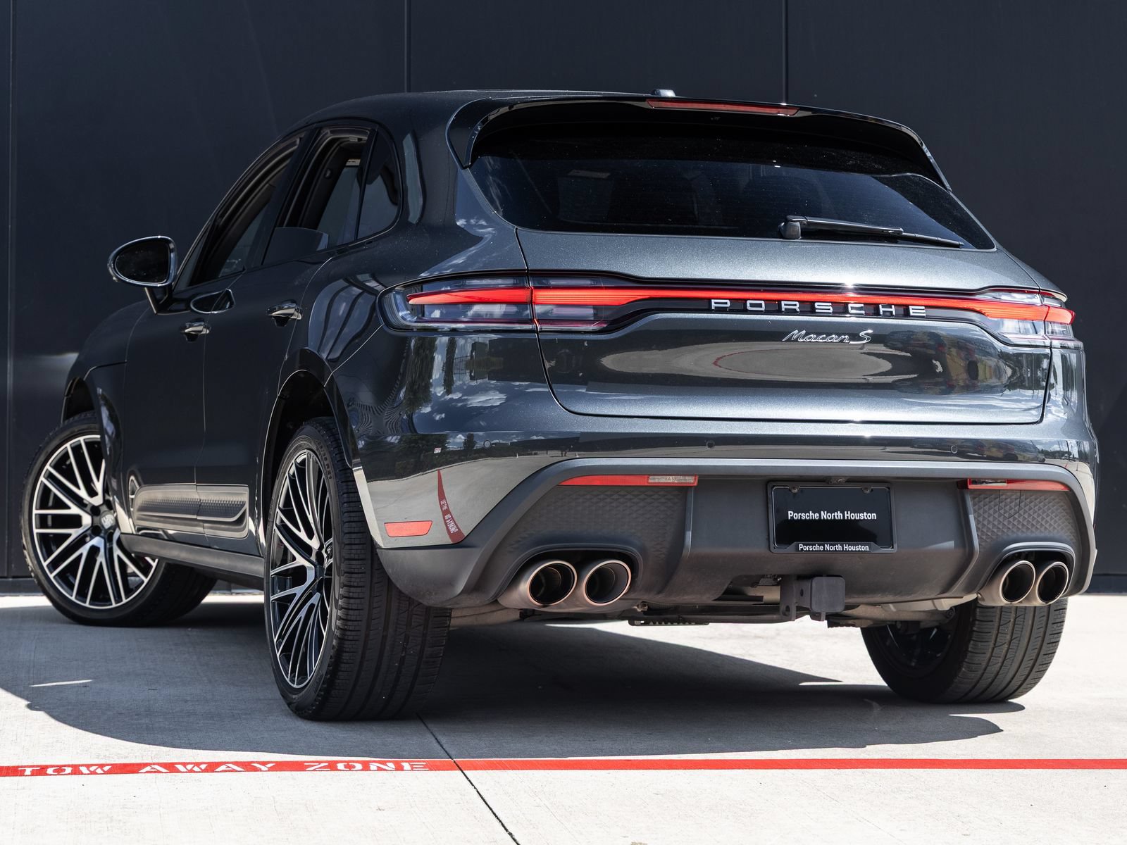 Certified 2024 Porsche Macan S AWD/4WD image 3