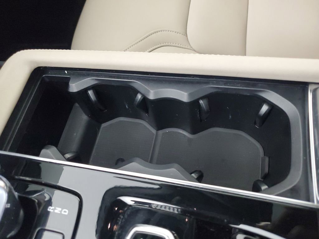 Certified 2025 Volvo XC90 B6 Plus image 33