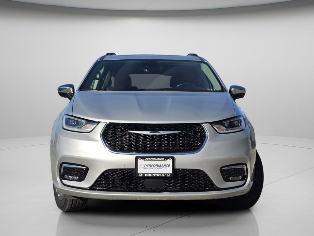 Used 2023 Chrysler Pacifica Limited AWD/4WD image 3