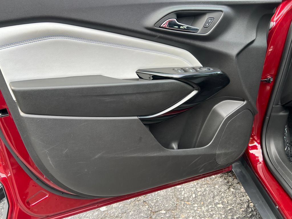 Used 2025 Chevrolet Trax LT FWD image 17