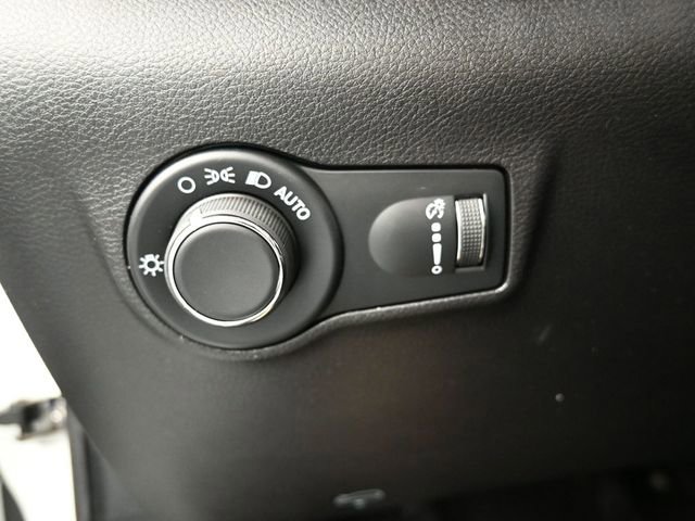 Used 2025 Jeep Compass Sport image 17