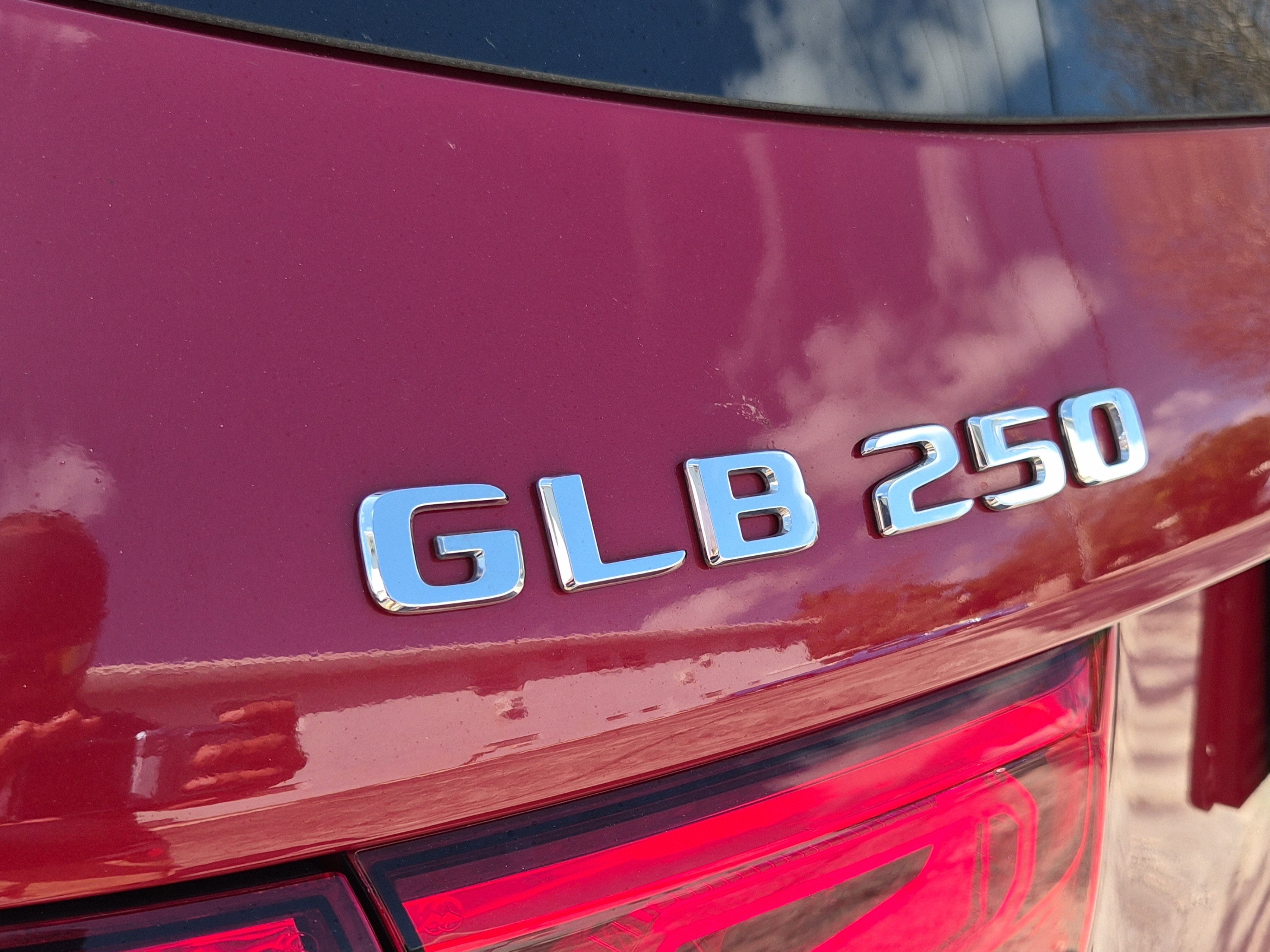 Used 2021 Mercedes-Benz GLB 250 4MATIC w/ Premium Package image 7