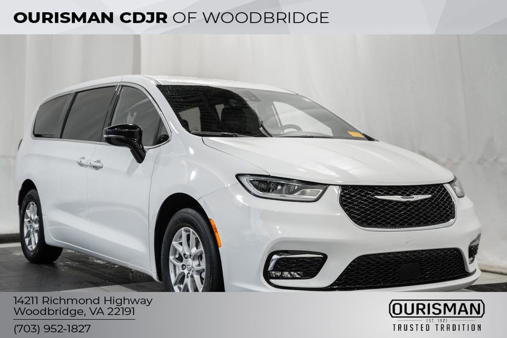 Used 2025 Chrysler Pacifica Select image 1