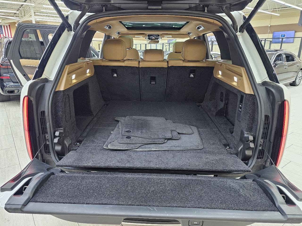 Used 2025 Land Rover Range Rover SE AWD/4WD image 13