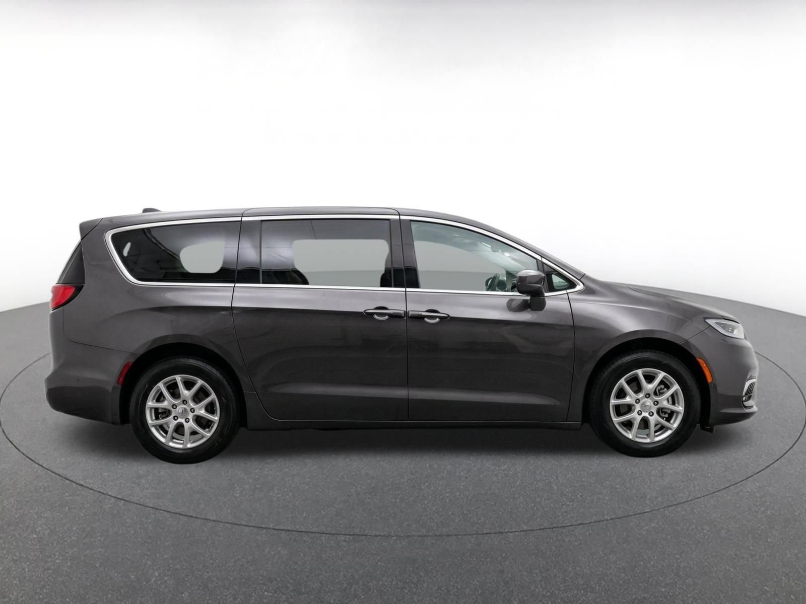 Used 2024 Chrysler Voyager LX FWD image 10