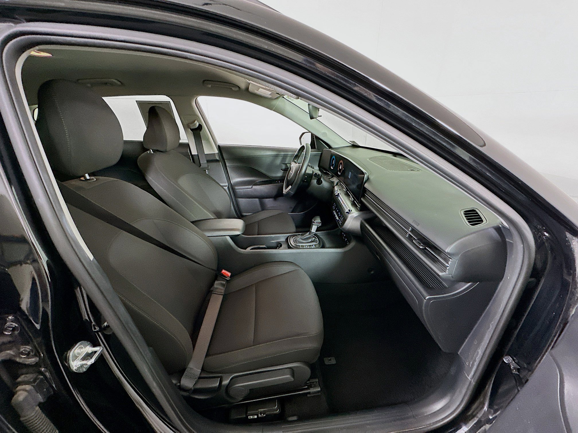 Used 2025 Hyundai Kona SEL image 32