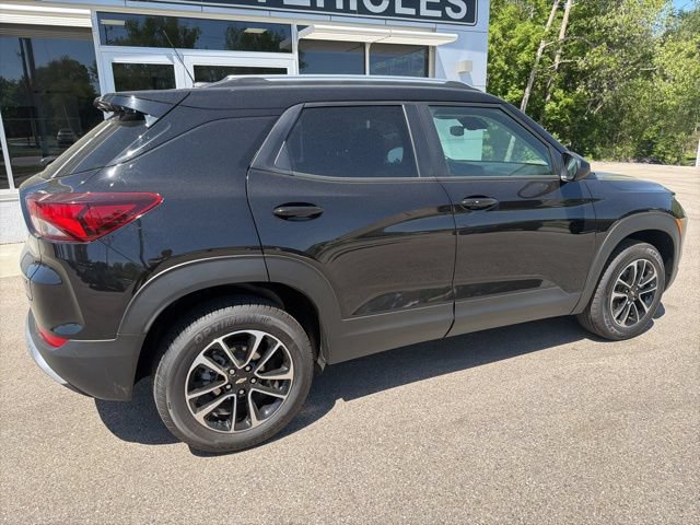 Used 2025 Chevrolet TrailBlazer LT AWD/4WD image 3
