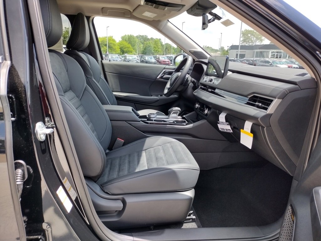 New 2025 Mitsubishi Outlander SE image 12