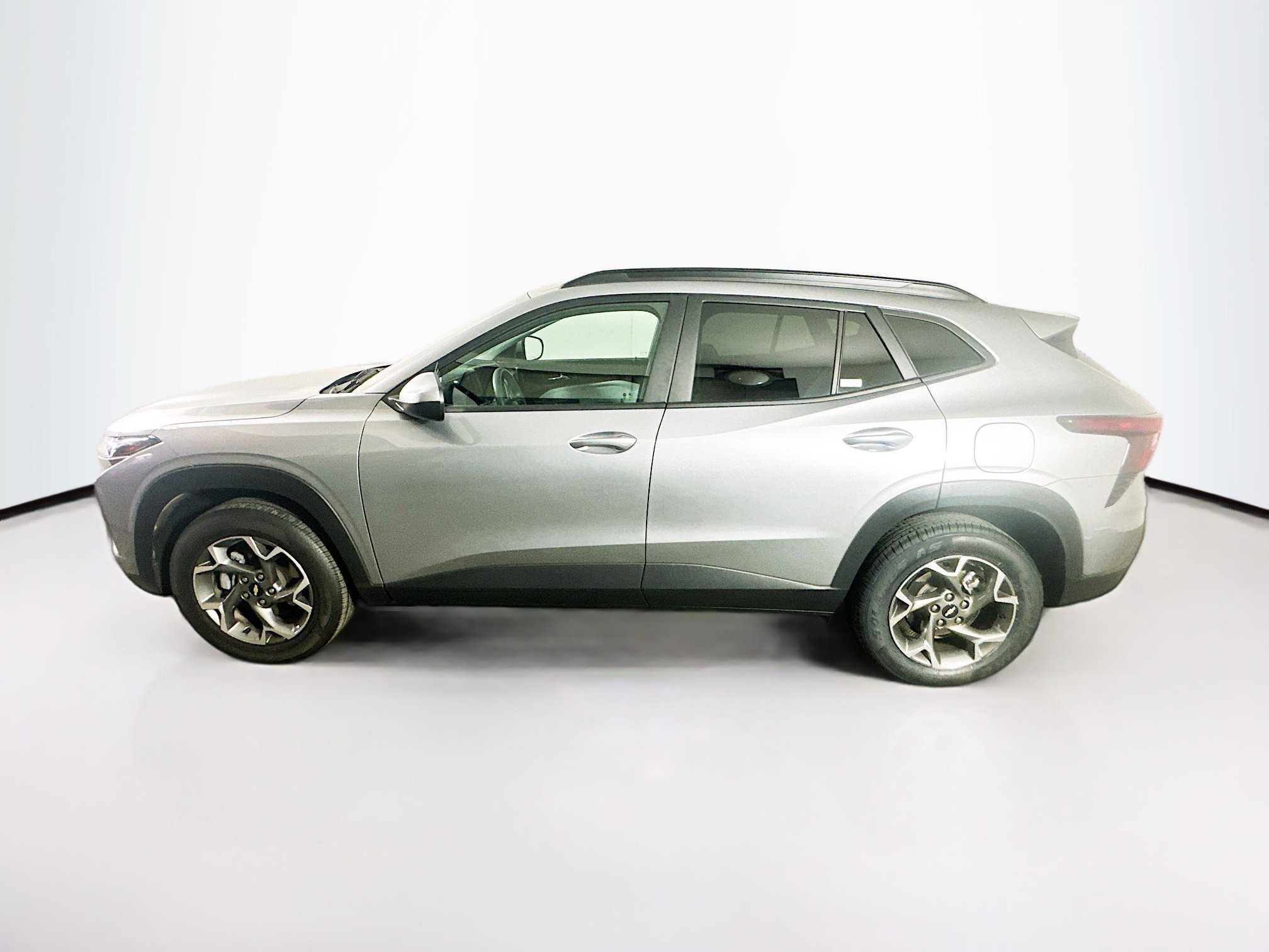 Used 2025 Chevrolet Trax LT FWD image 4