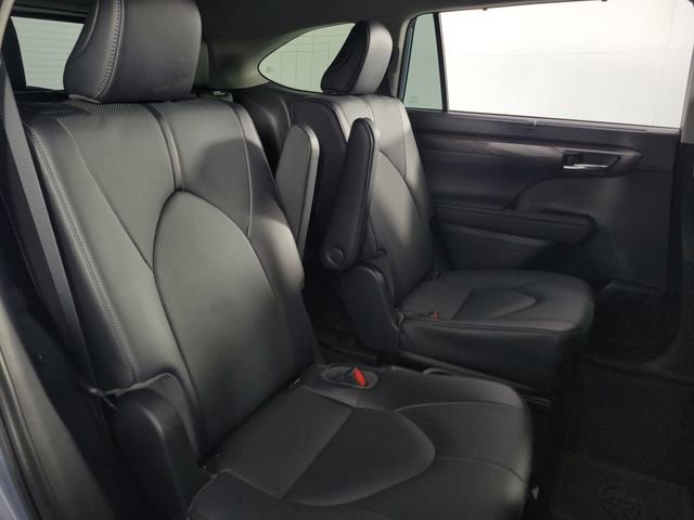 Used 2023 Toyota Highlander Limited image 17