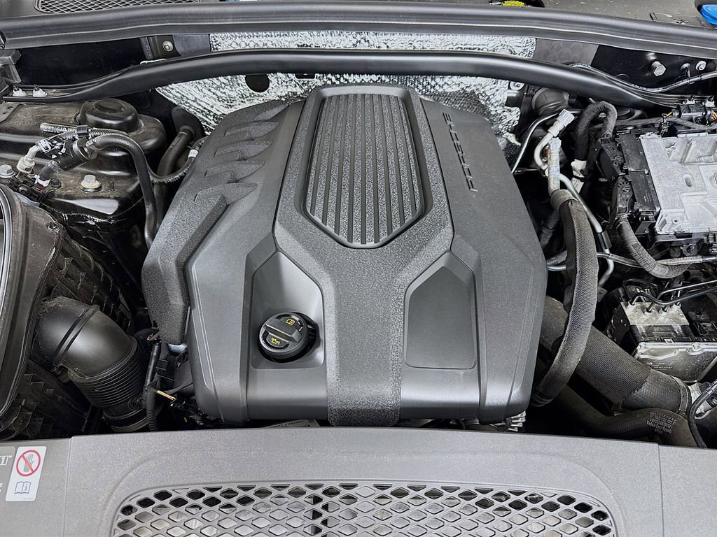 Certified 2025 Porsche Macan AWD/4WD image 33