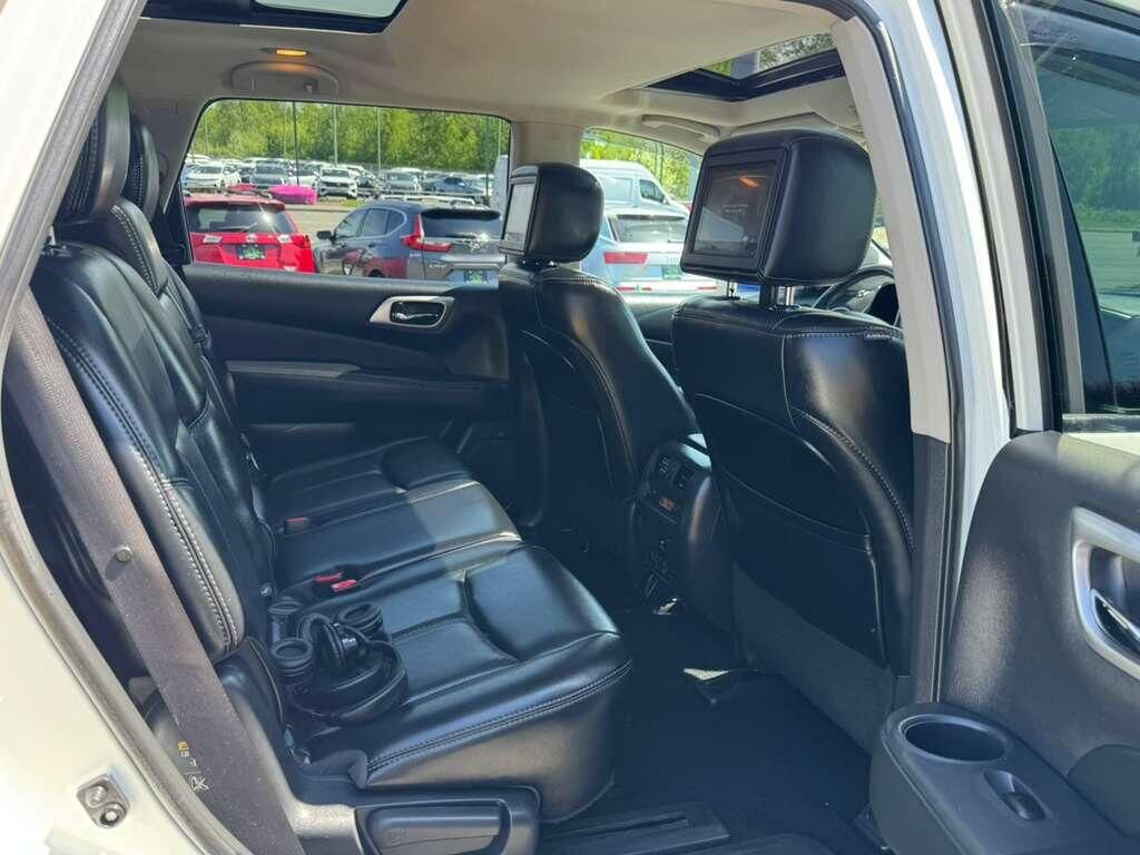 Used 2017 Nissan Pathfinder Platinum AWD/4WD image 18
