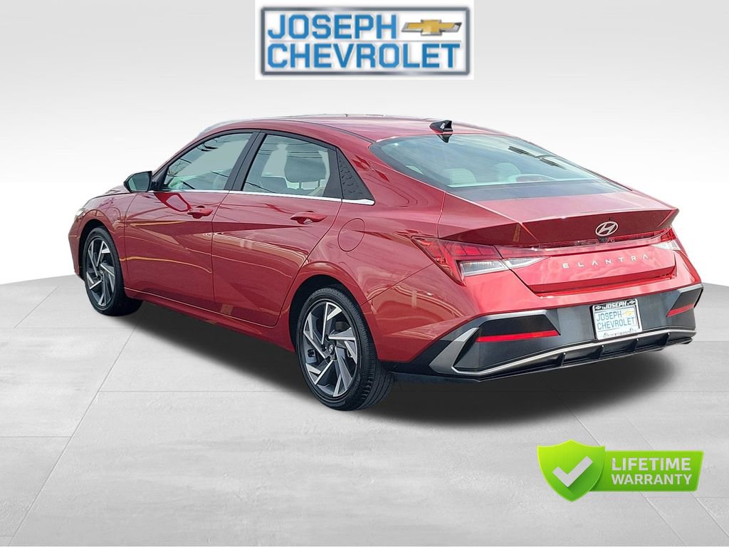 Used 2025 Hyundai Elantra SEL FWD image 3