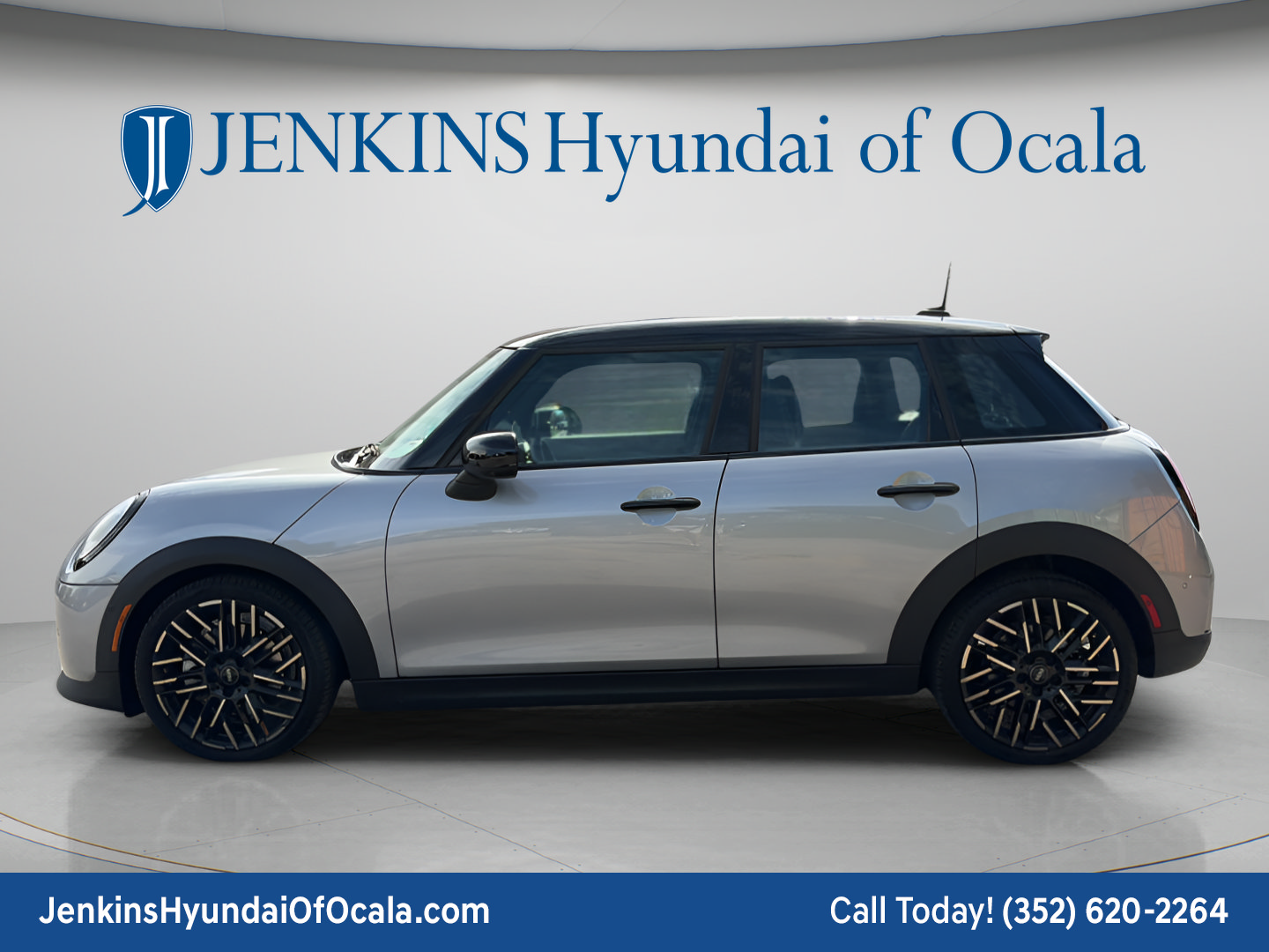 Used 2025 MINI Cooper 4-Door Hardtop FWD image 6