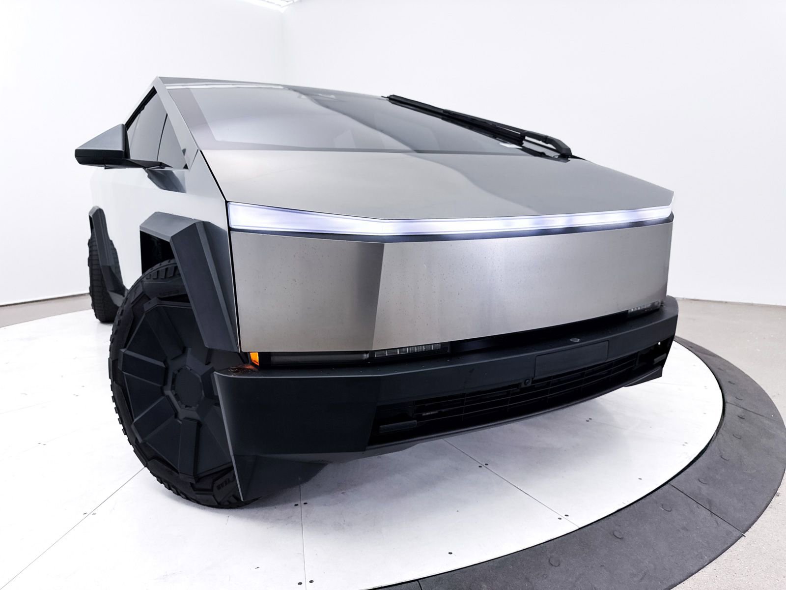 Used 2024 Tesla Cybertruck AWD Crew Cab image 7