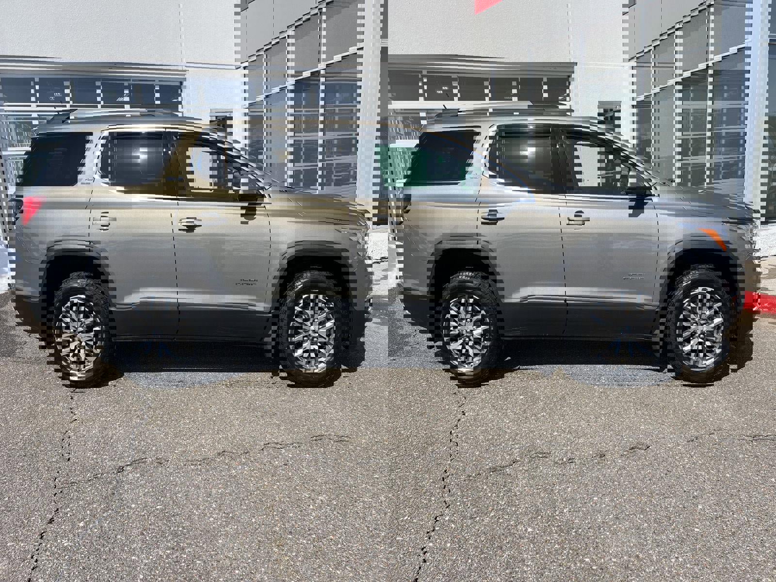 Used 2019 GMC Acadia SLE w/ Driver Alert Package I image 13