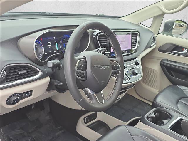 Used 2023 Chrysler Pacifica Touring-L FWD image 10