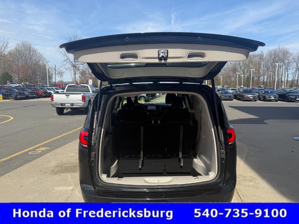 Used 2023 Chrysler Pacifica Touring-L image 15