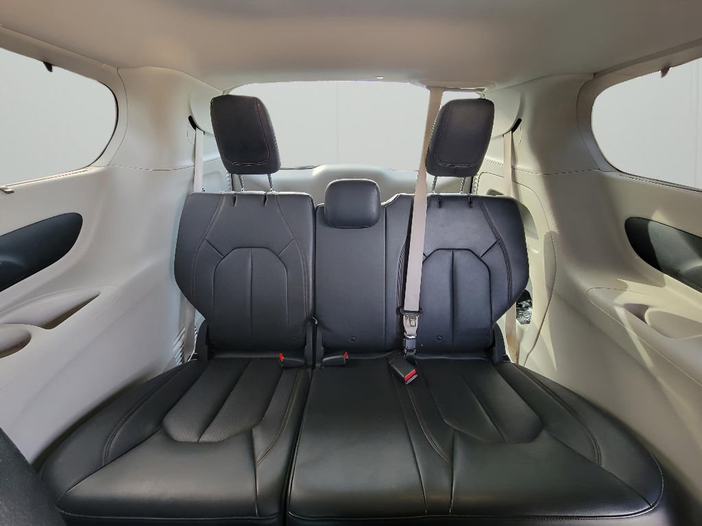 Used 2018 Chrysler Pacifica Touring-L image 30