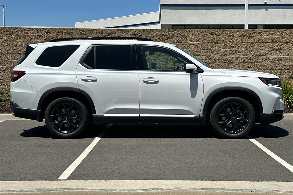 New 2025 Honda Pilot Touring image 3