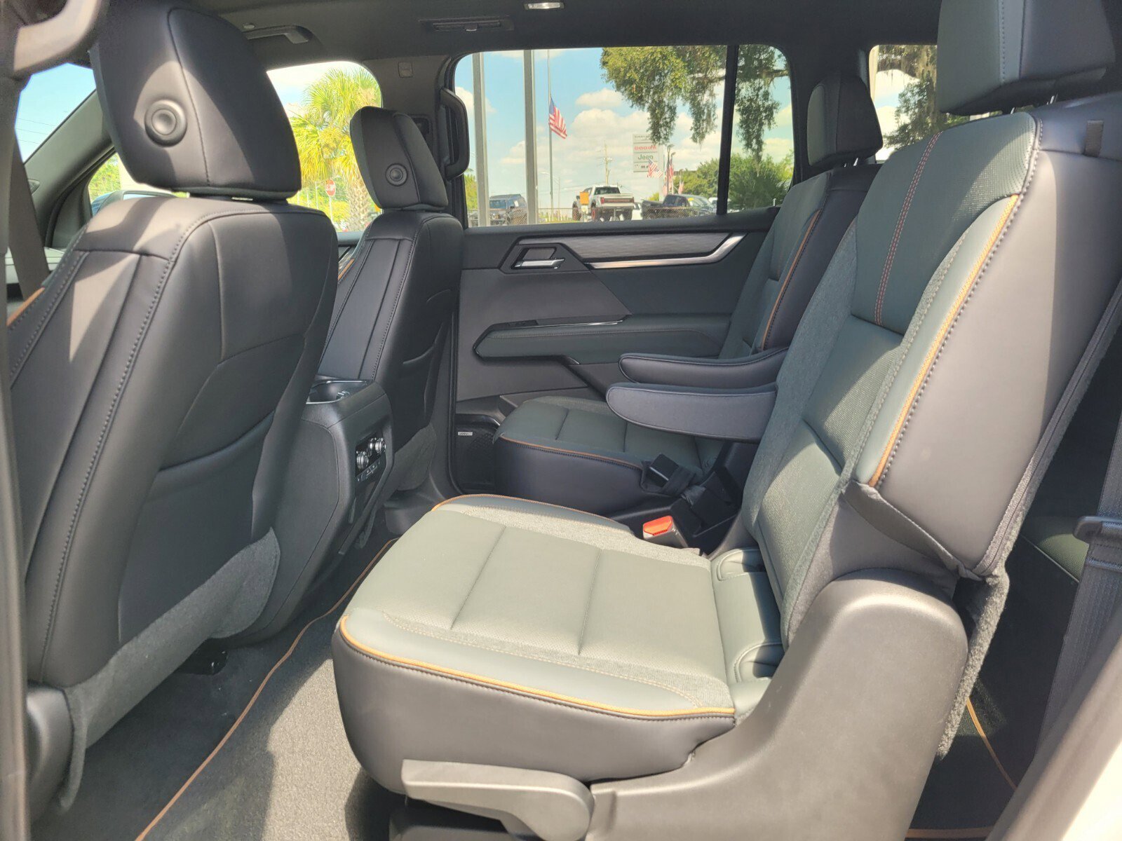 New 2026 GMC Acadia AT4 w/ Luxury Package image 4