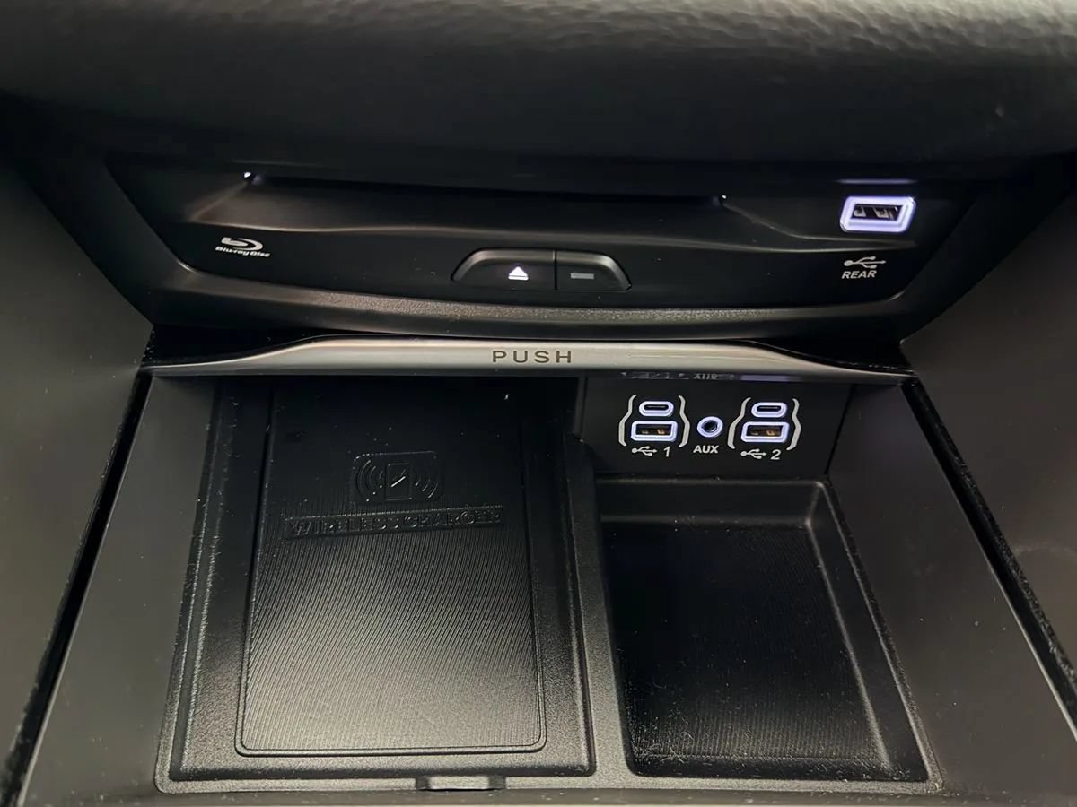 Used 2021 Chrysler Pacifica Limited w/ Uconnect Theater Family Group FWD image 28
