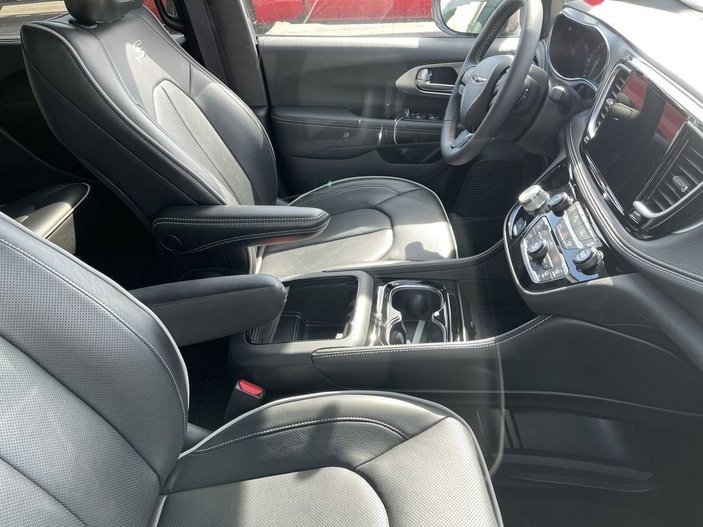 Used 2025 Chrysler Pacifica Limited FWD image 13
