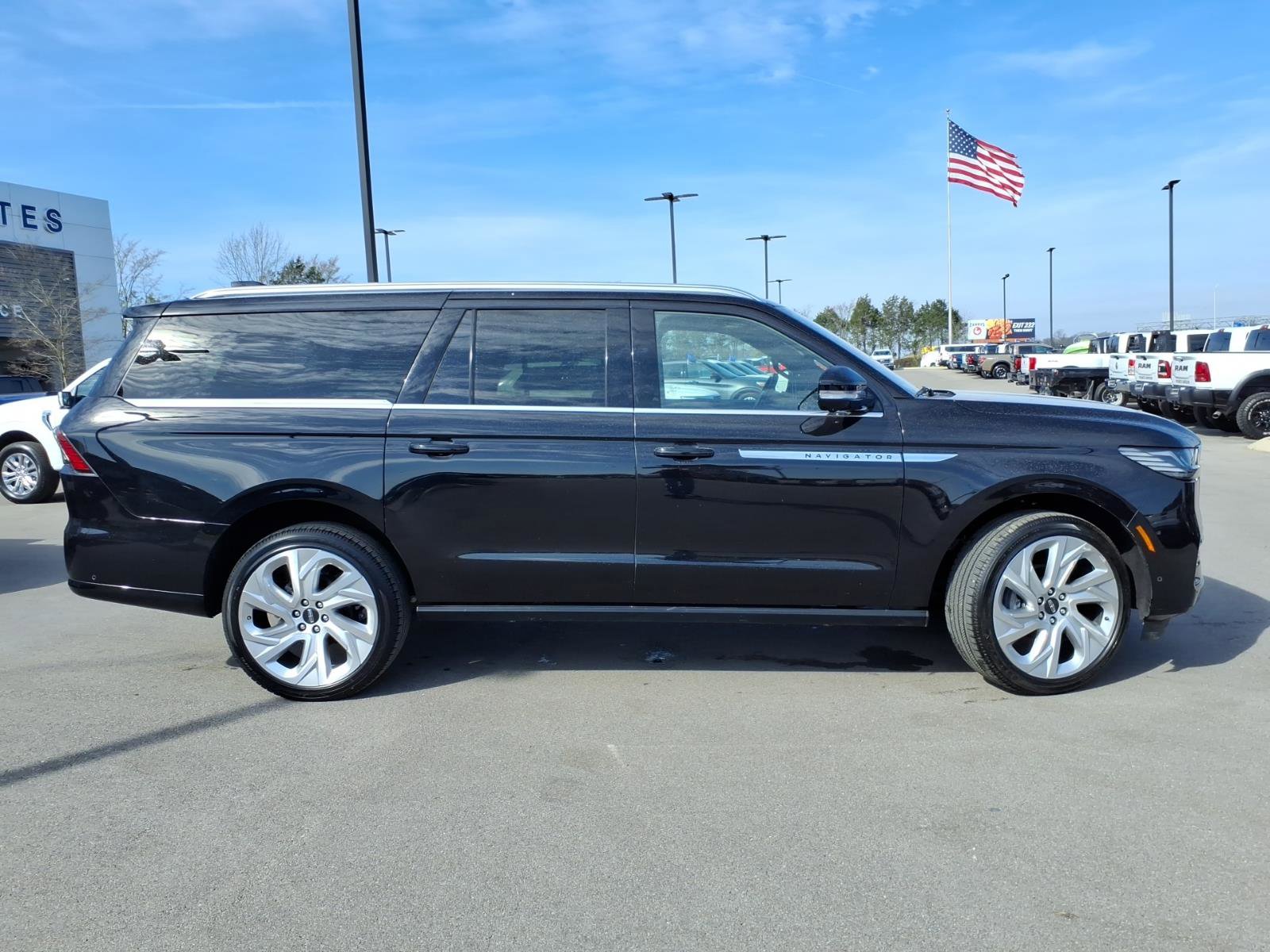 Used 2025 Lincoln Navigator L Reserve image 2