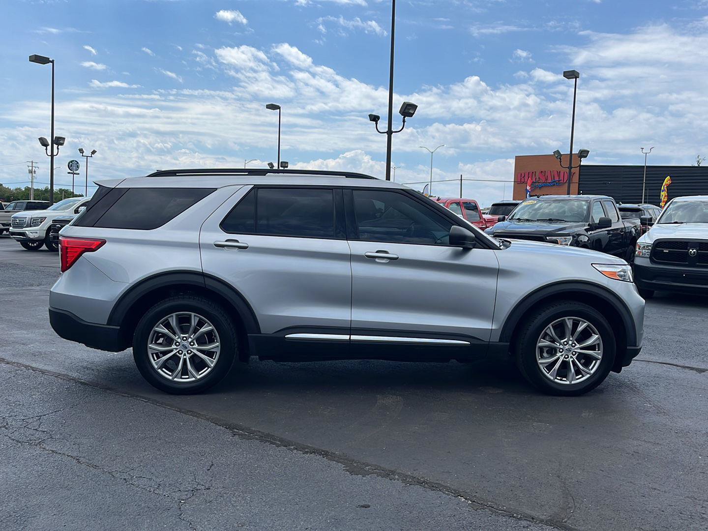 Used 2021 Ford Explorer XLT w/ Equipment Group 202A AWD/4WD image 6