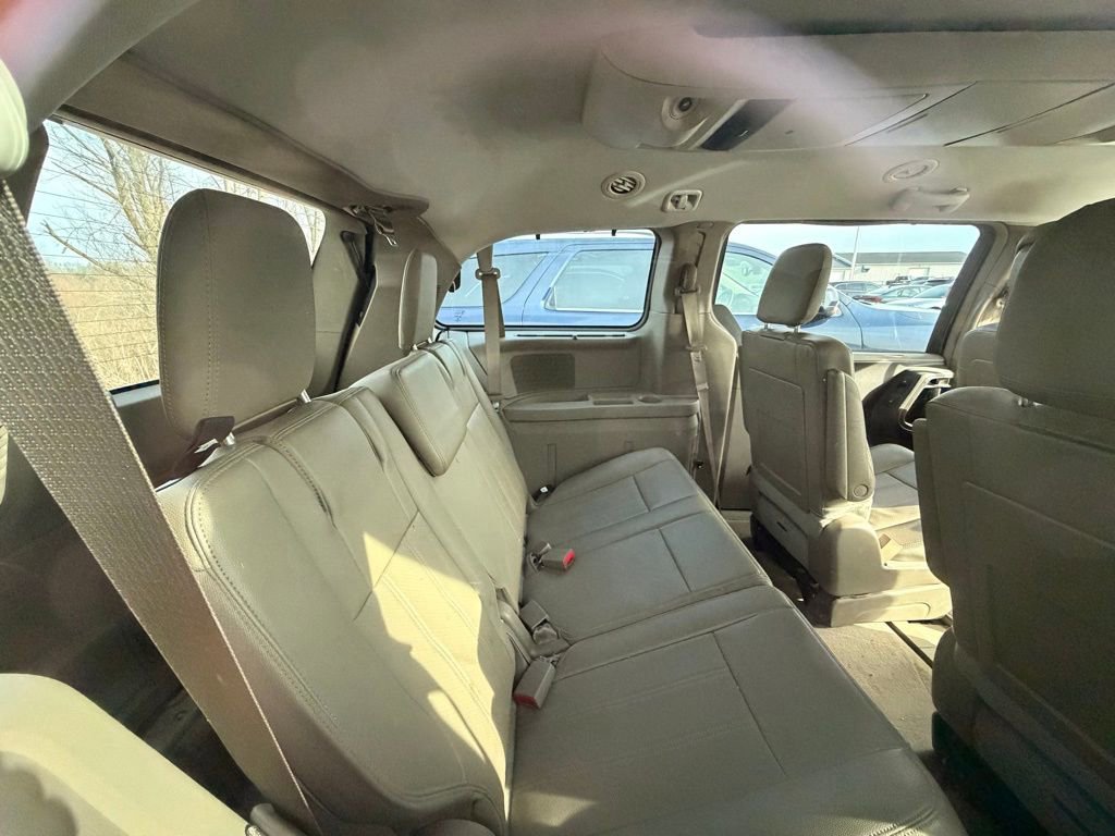 Used 2014 Chrysler Town & Country Touring-L w/ Driver Convenience Group image 6