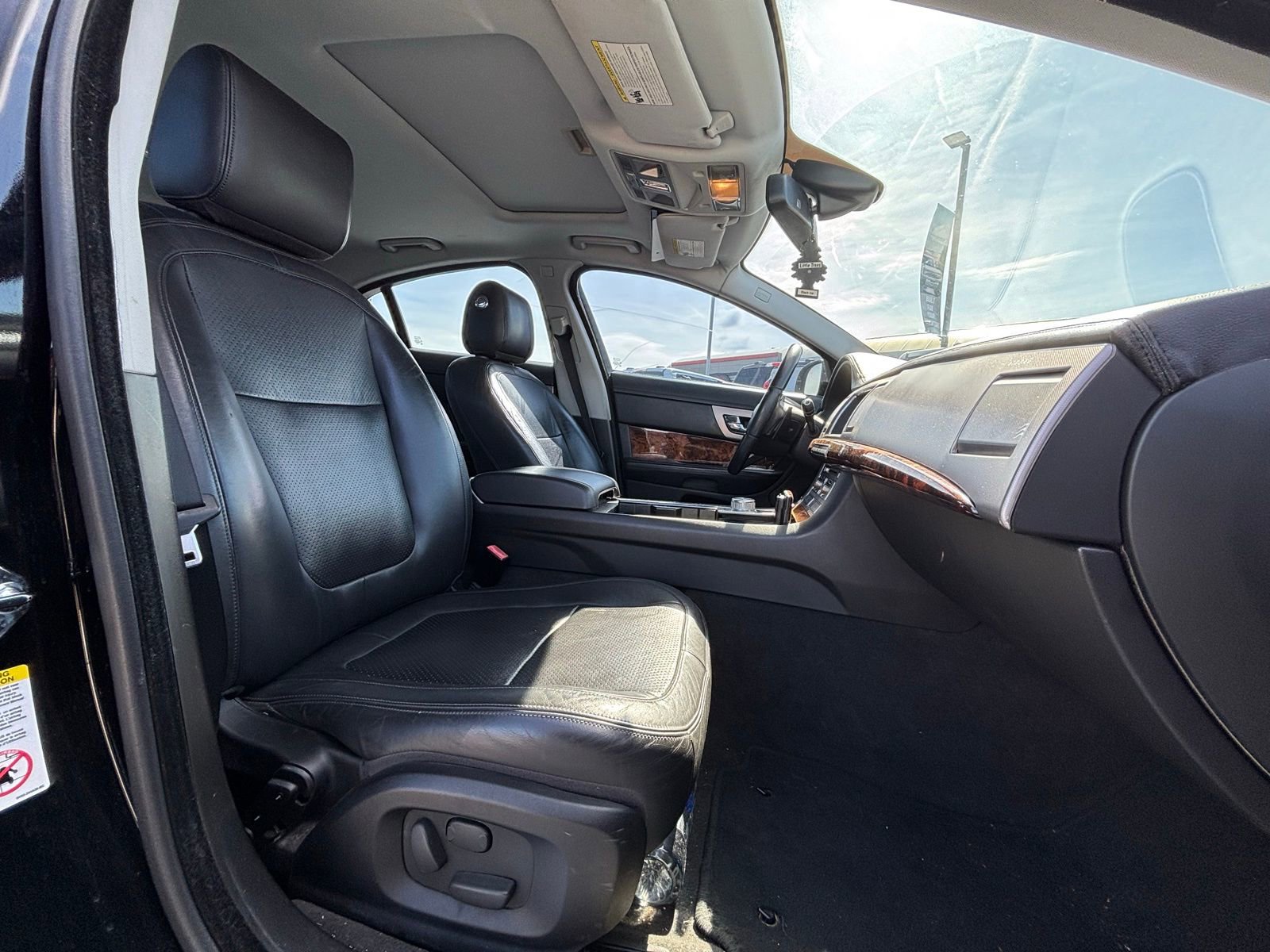 Used 2011 Jaguar XF Premium image 17