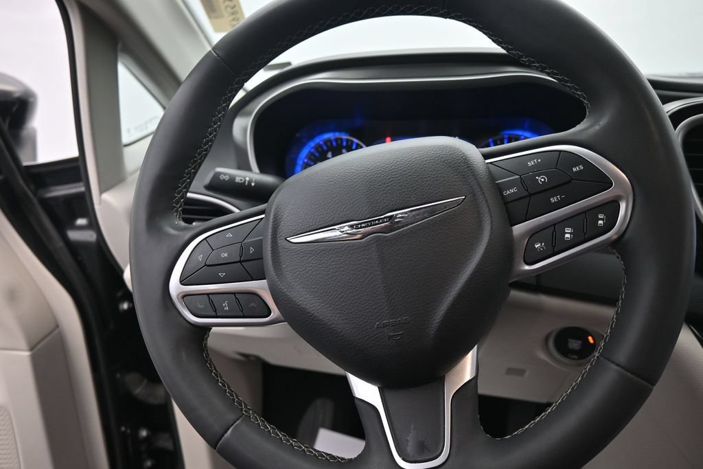Used 2023 Chrysler Pacifica Touring-L FWD image 20