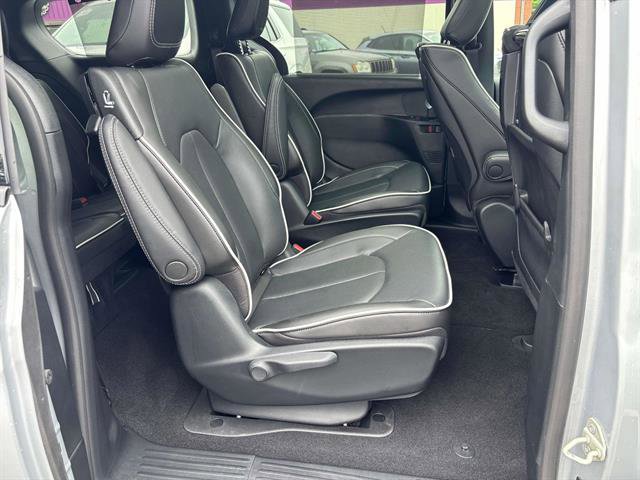 Used 2023 Chrysler Pacifica Limited w/ Uconnect Theater Family Group image 19