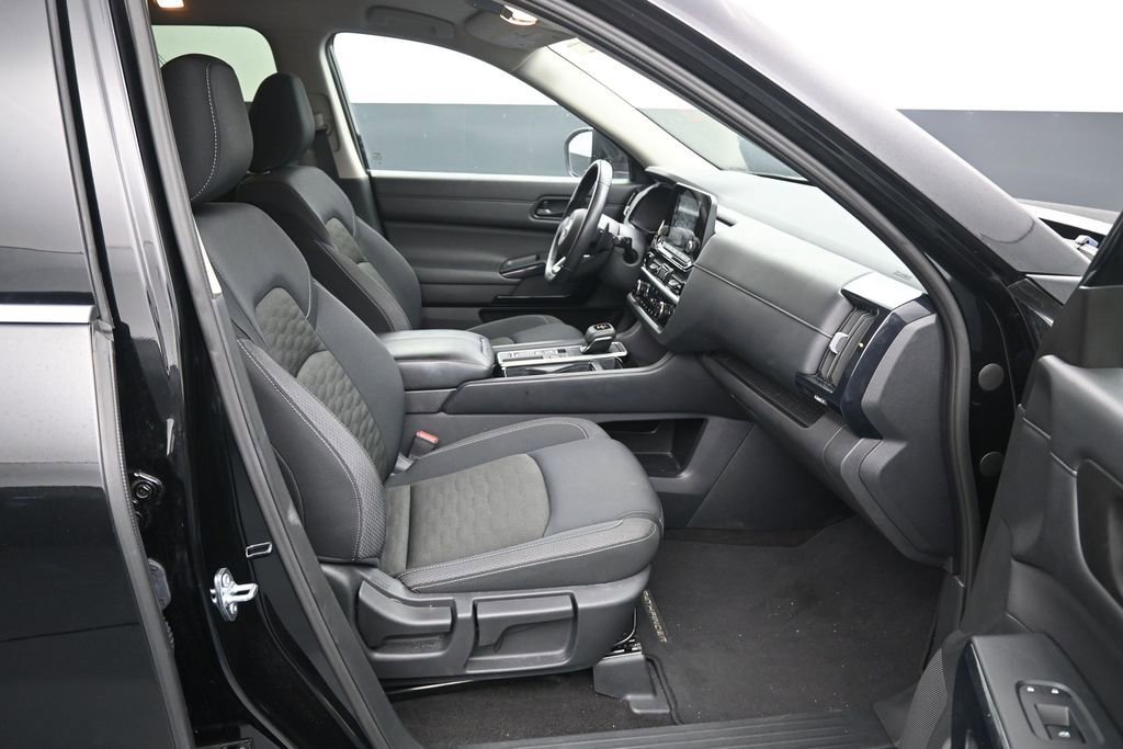 Used 2025 Nissan Pathfinder SV FWD image 11