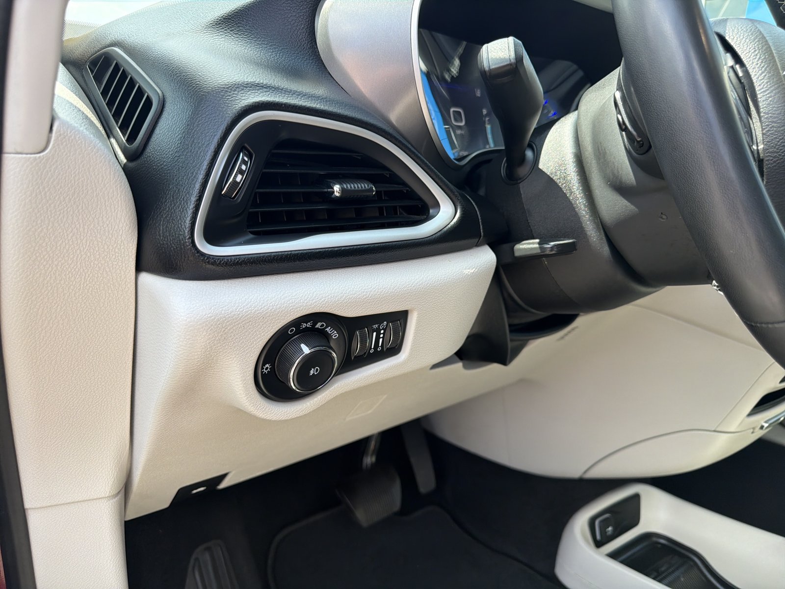 Used 2023 Chrysler Pacifica Touring-L FWD image 17