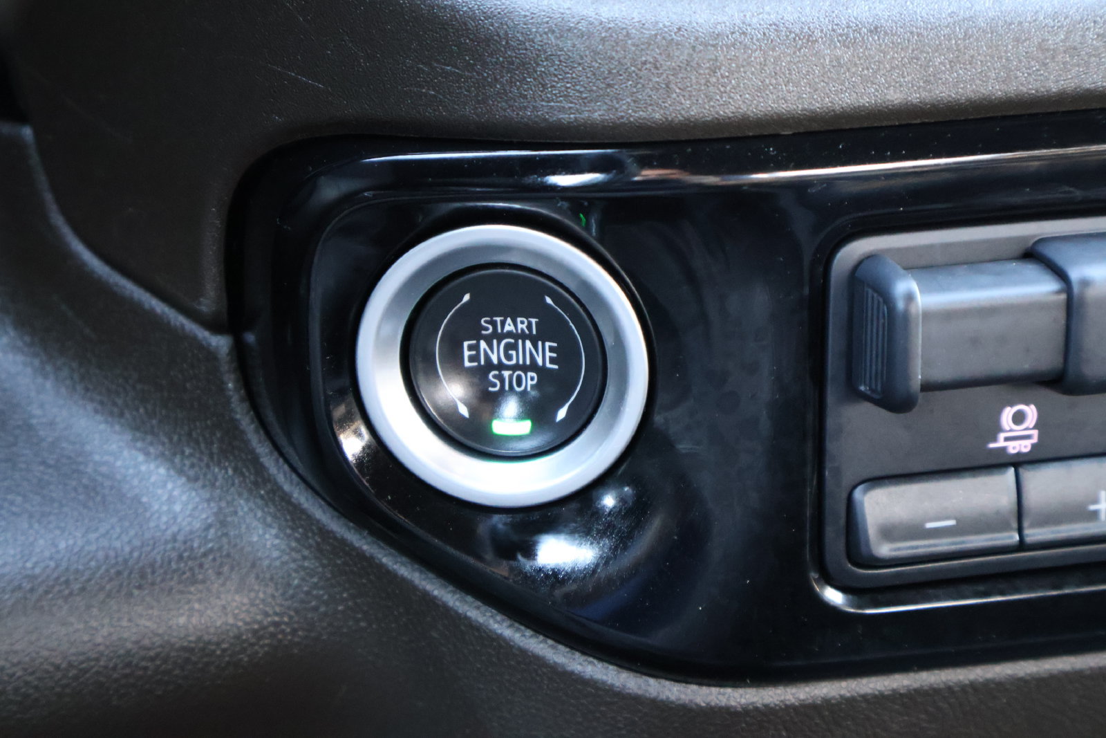 Used 2025 GMC Sierra 1500 SLT AWD/4WD image 24