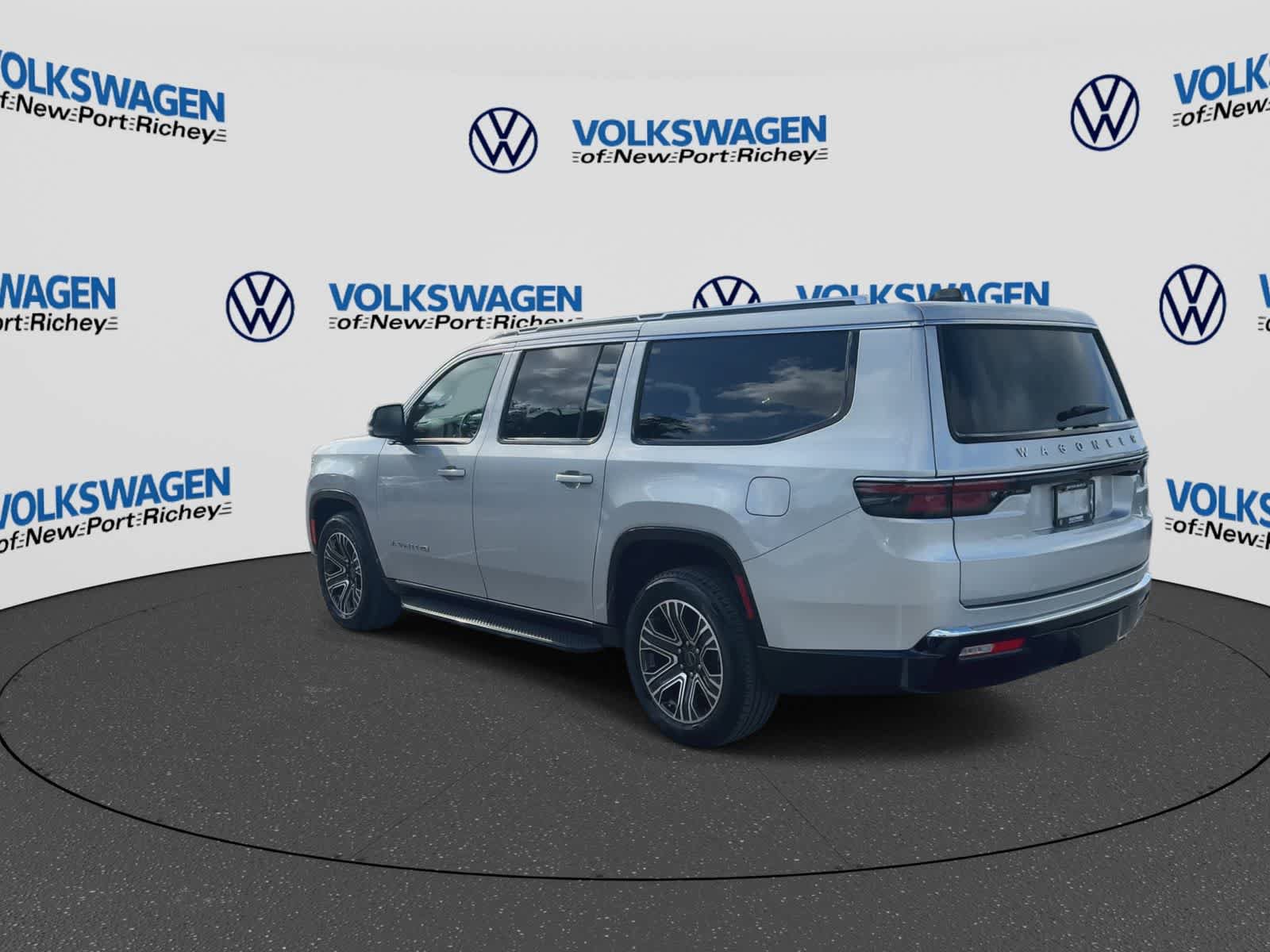Used 2025 Jeep Wagoneer L Series II AWD/4WD image 6