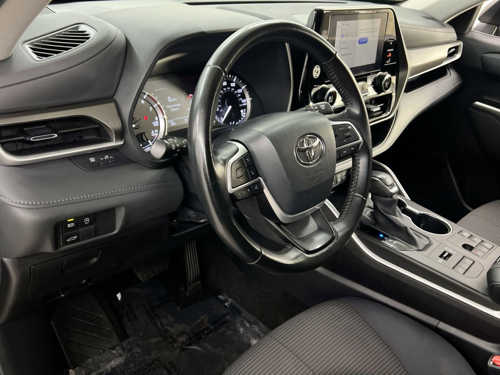 Used 2023 Toyota Highlander LE image 7