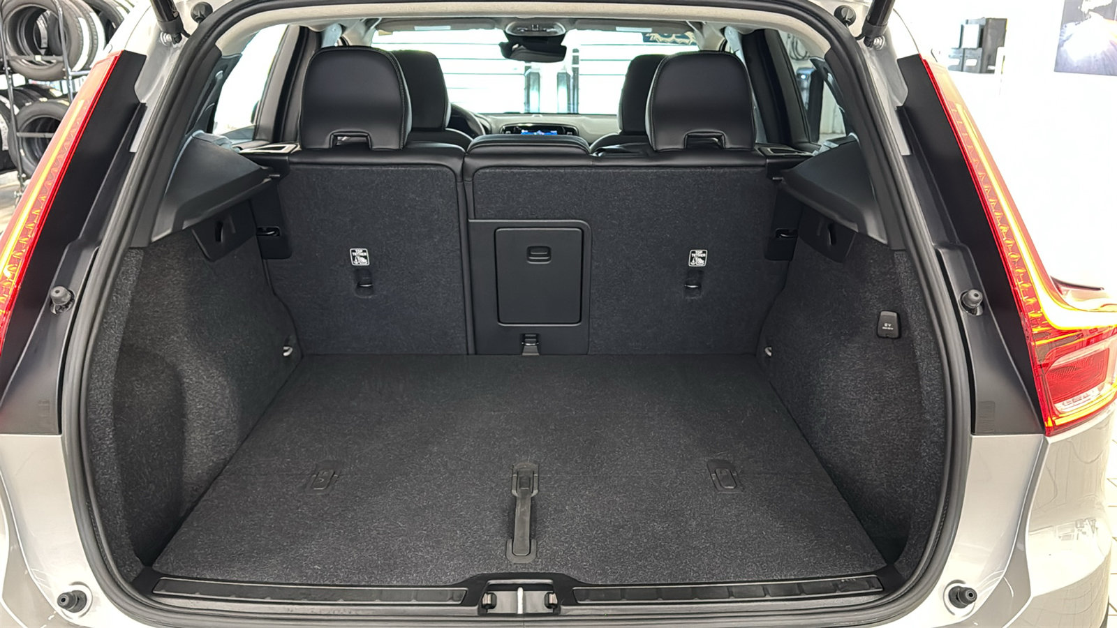 Used 2025 Volvo XC40 B5 Plus AWD/4WD image 28