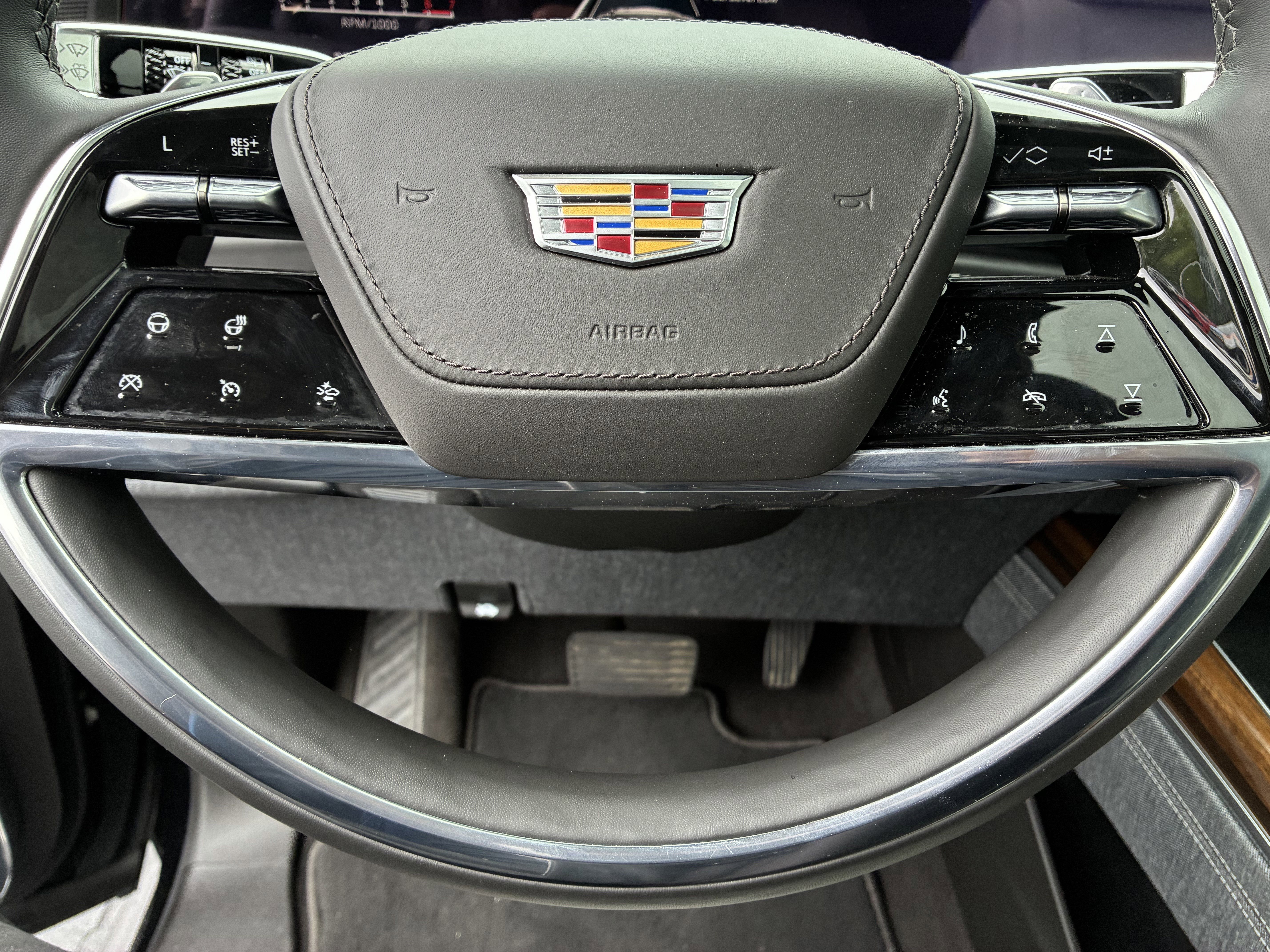 Used 2026 Cadillac Escalade Platinum Sport w/ LPO, Floor Liner Package AWD/4WD image 30